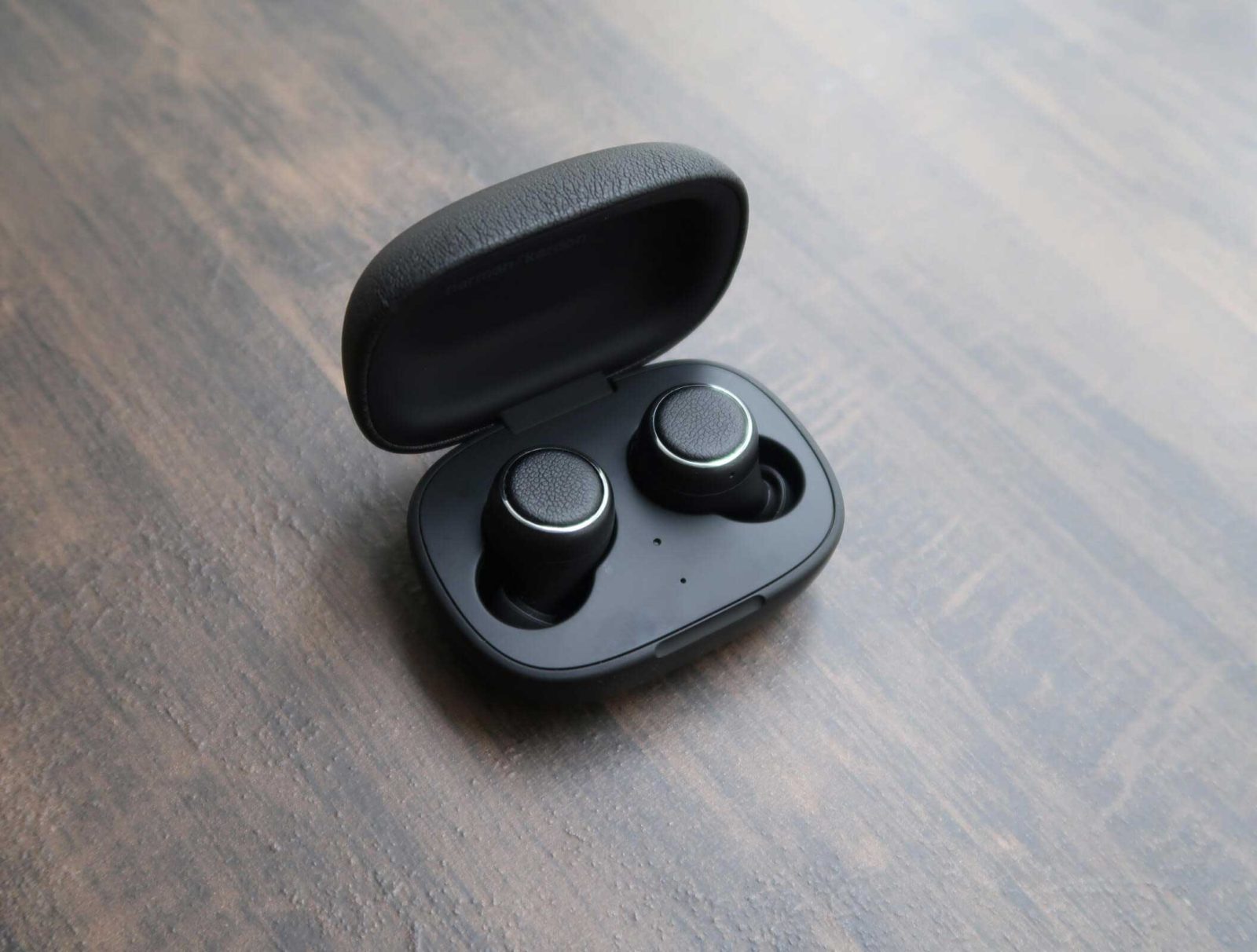 review-harman-kardon-fly-tws-earbuds-tech-jio