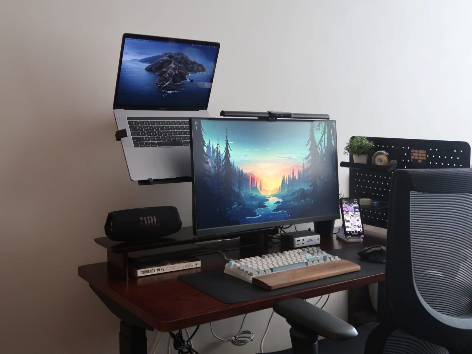 https://techjioblog.com/wp-content/uploads/2021/11/EverDesk-Max-desk-setup-left3-1600x1200.jpg