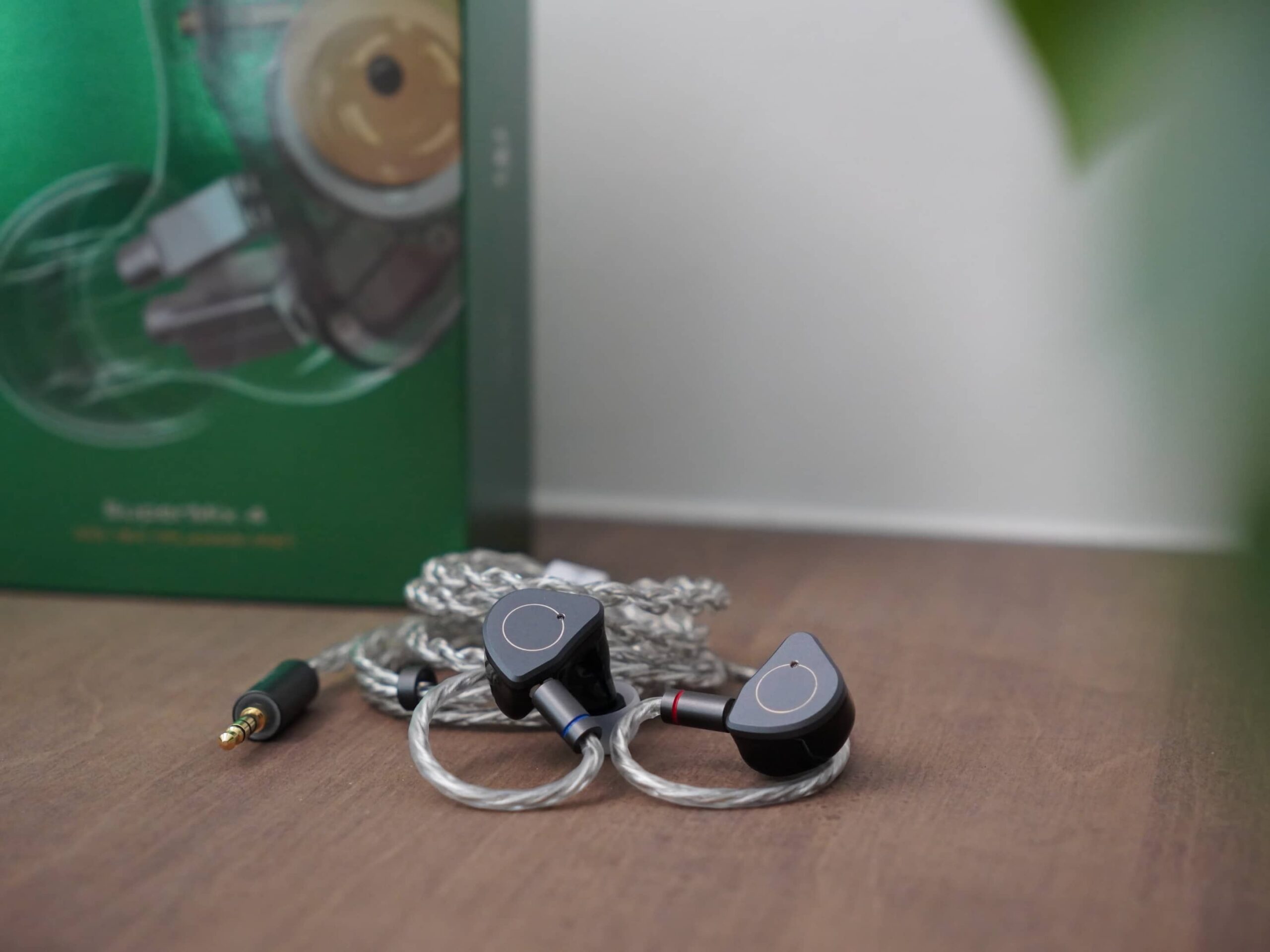 Review: Simgot SuperMix 4 – 1DD + 1BA + 1 Planar + 1 PZT Hybrid Drivers In-Ear Monitor (IEM)