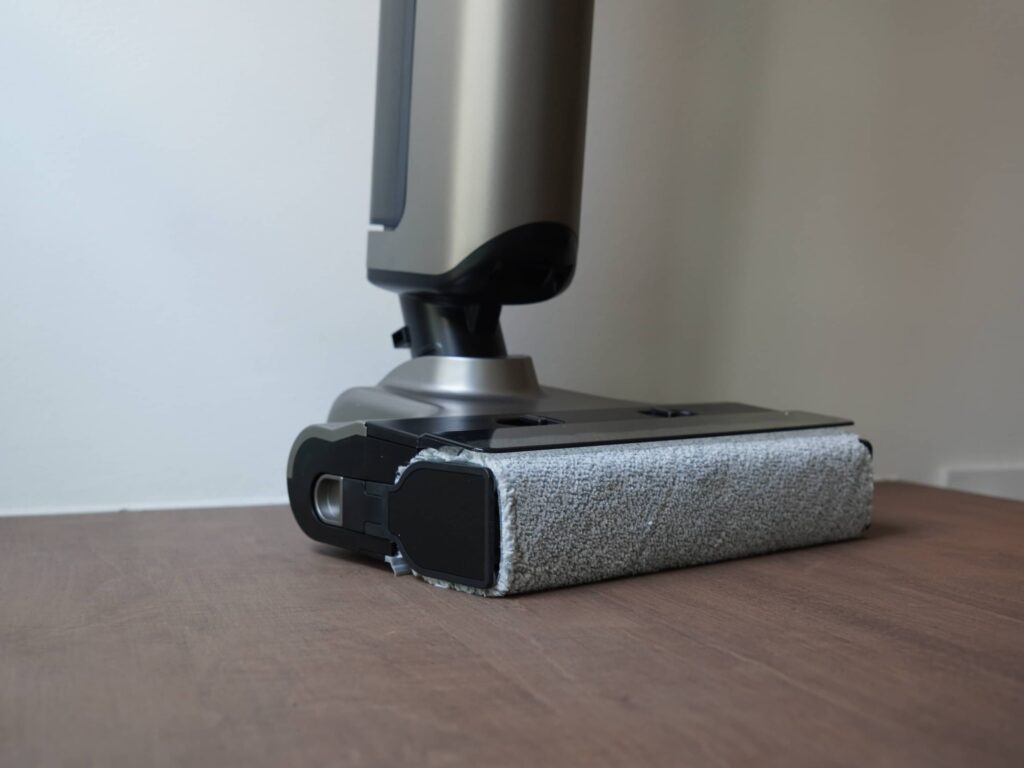 UWANT D700 Wet and Dry Vacuum Cleaner d shaped roller brush