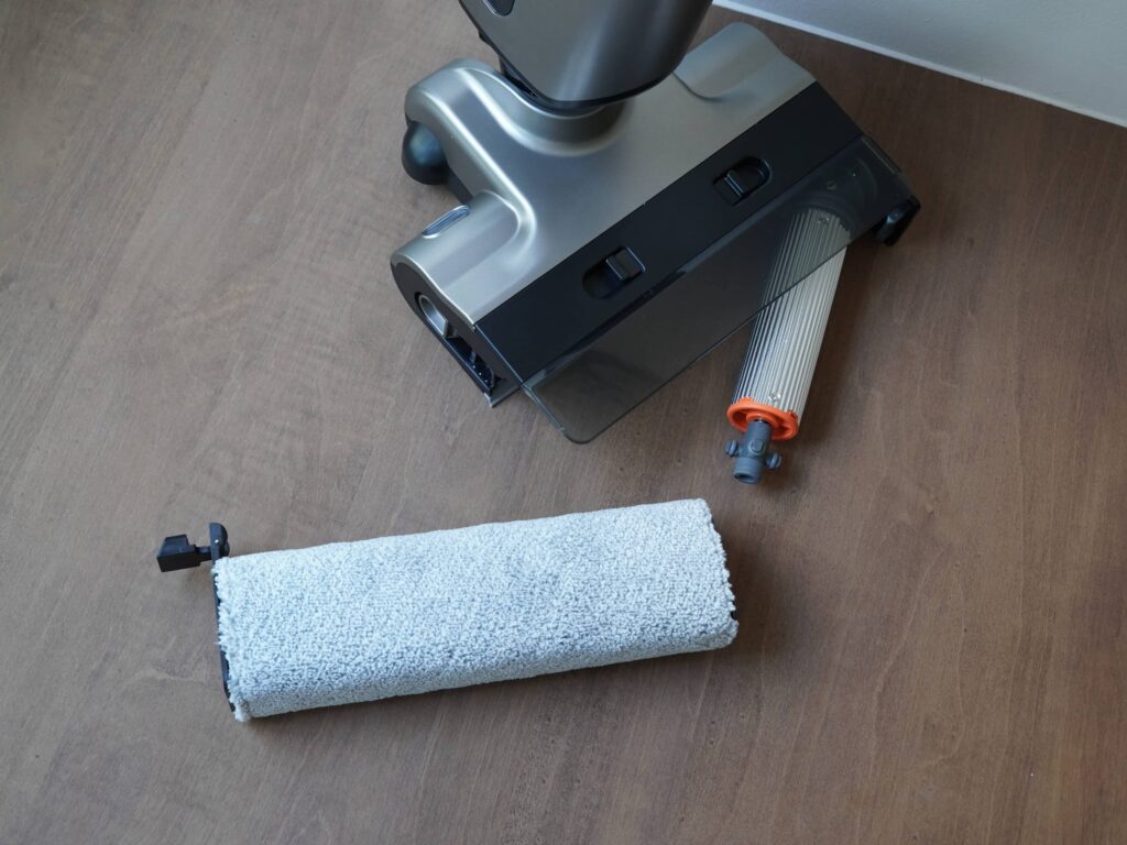 UWANT D700 Wet and Dry Vacuum Cleaner removeable brush