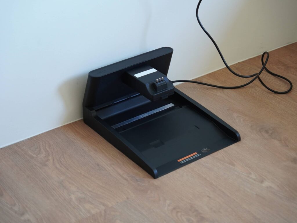 UWANT D700 Wet and Dry Vacuum Cleaner charging dock alone