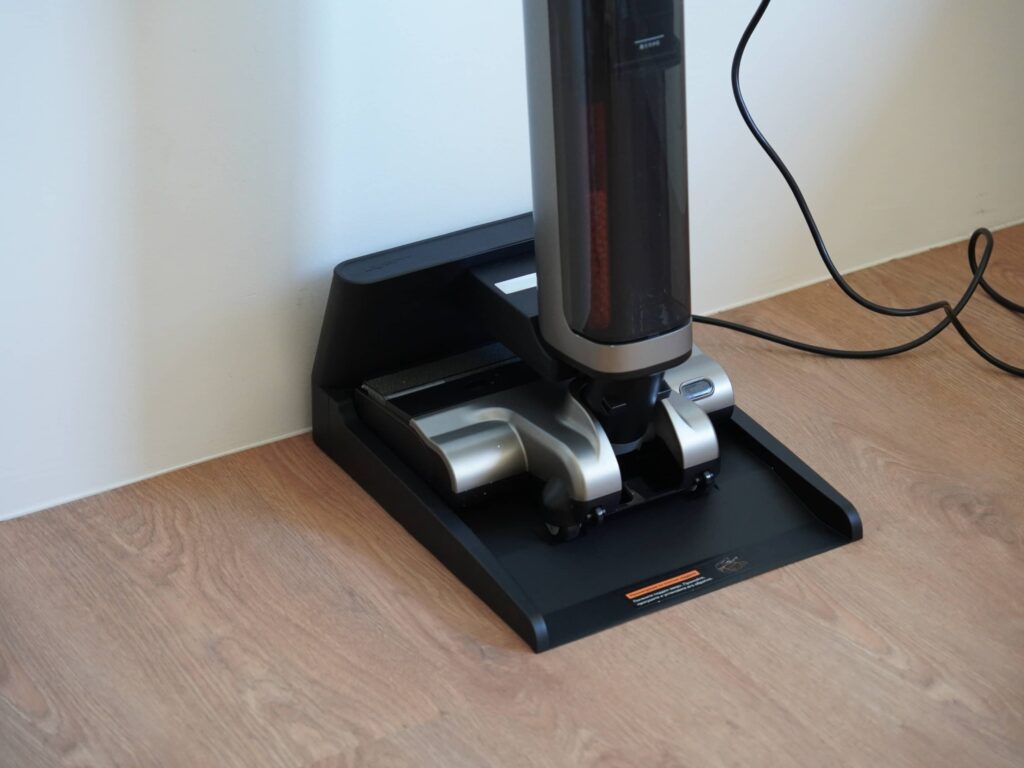 UWANT D700 Wet and Dry Vacuum Cleaner charging dock docked vacuum